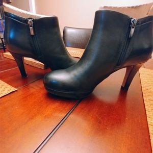 Clarks Delsie Stella black leather bootie